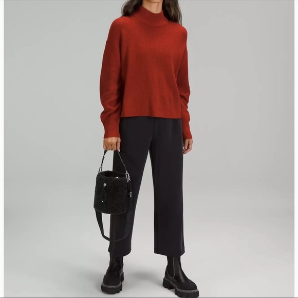 Lululemon Crossbody Fleece Bucket Bag in Black NWT - Picture 2 of 5